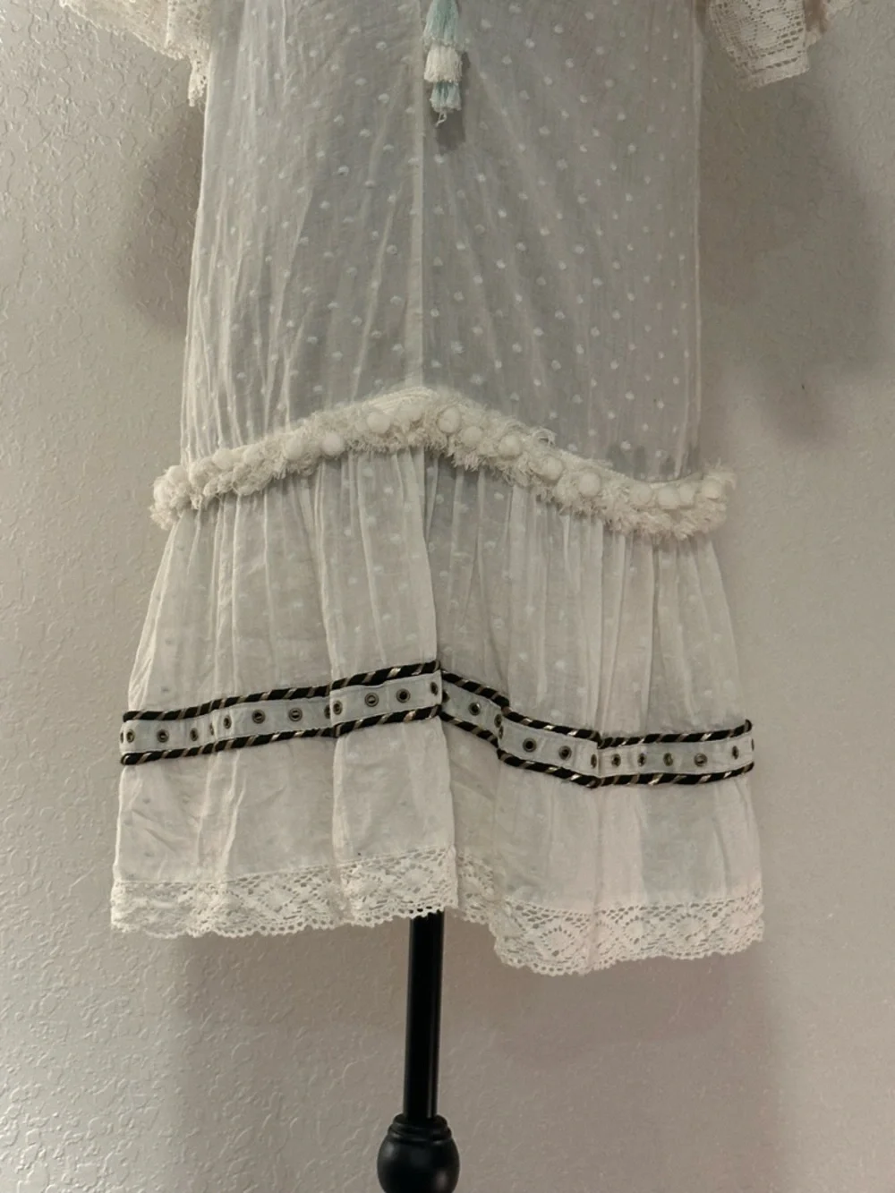 Boho Chic White Mini Dress with Lace Trim - Picture 4 of 4